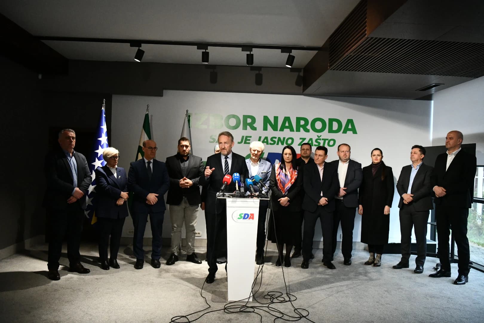 SDA: Dok javnost zamajavaju bagerima i metlama, Trojka nagradila Dodikovu politiku sa 100 miliona za kumovu zgradu