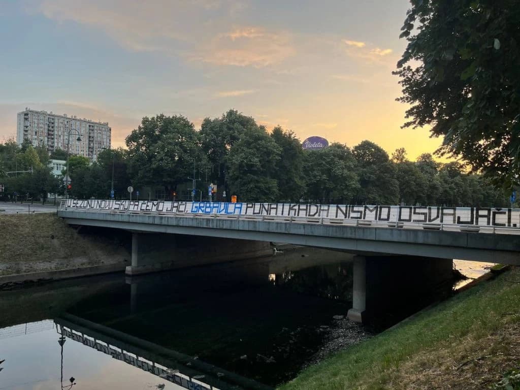 Manijaci postavili parole po gradu, poznato s koje će tribine bodriti ekipu