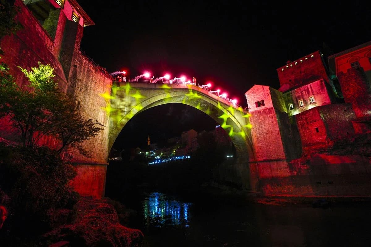 Bakljadom zatvoreni ovogodišnji skokovi sa Starog mosta u Mostaru