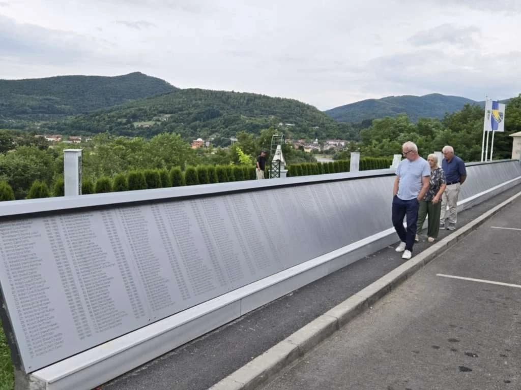 U Memorijalnim kompleksu u Ustikolini urađen zid sa imenima 2.360 ubijenih Fočaka