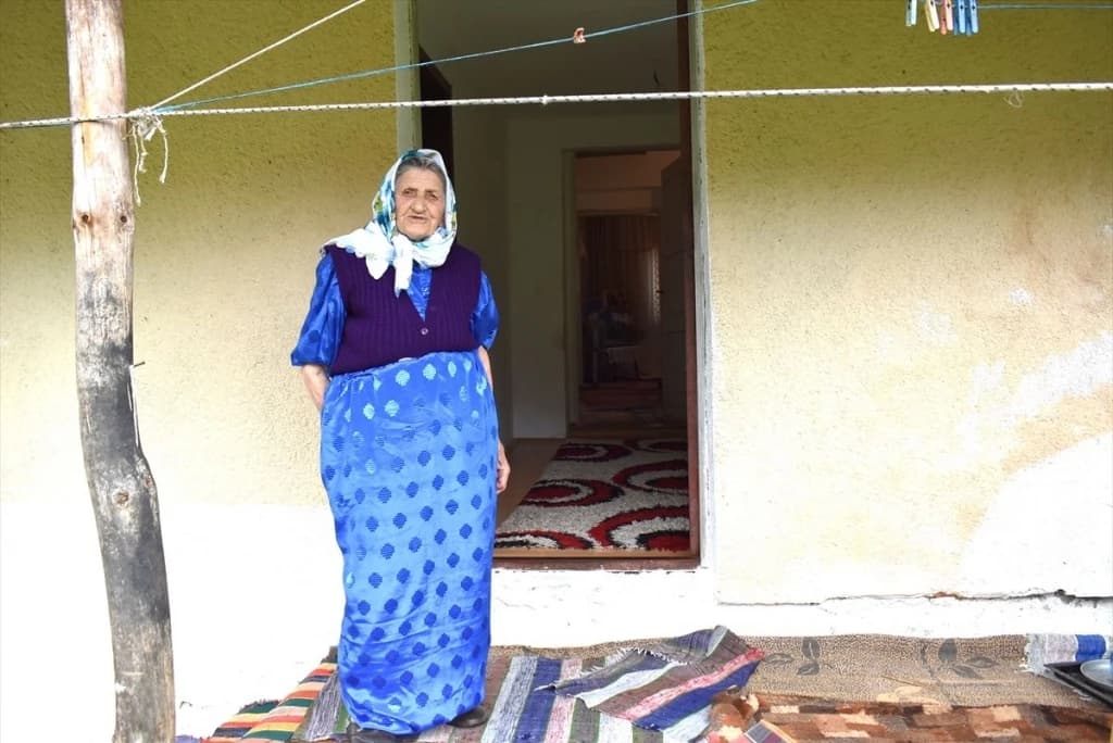 Halima ima 101 godinu, voli zaigrati kolo, a ženama savjetuje: "Ne dajte da vas muž tuče"
