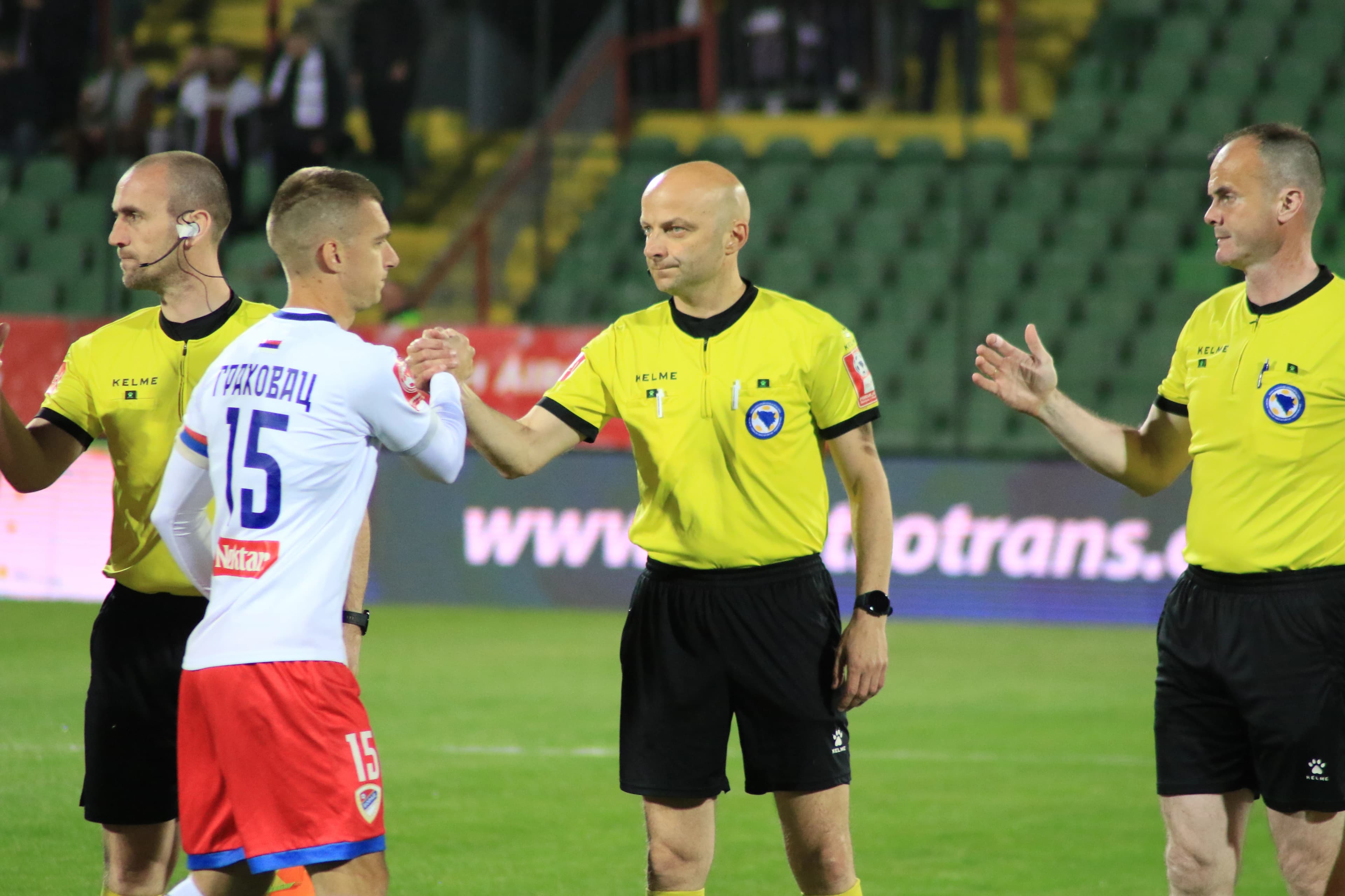 Kazlagić (u sredini) nije tražio da navijači prekinu sa skandiranjem