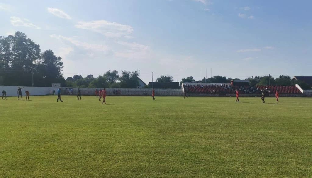 Udar groma izazvao haos na meču u Srbiji: Fudbaleri su ležali po terenu, jedan teško povrijeđen