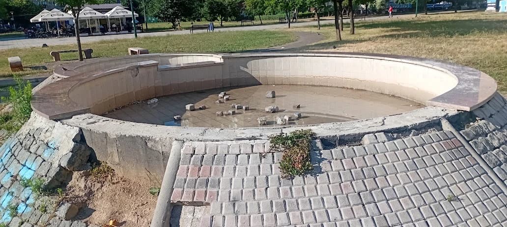 Ruglo koje bi trebalo biti fontana u C-fazi Alipašinog Polja u Sarajevu