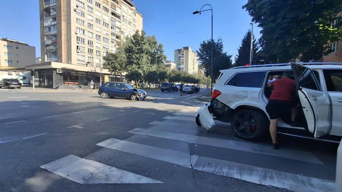 Sudar dva automobila na Grbavici, na vozilima pričinjena šteta