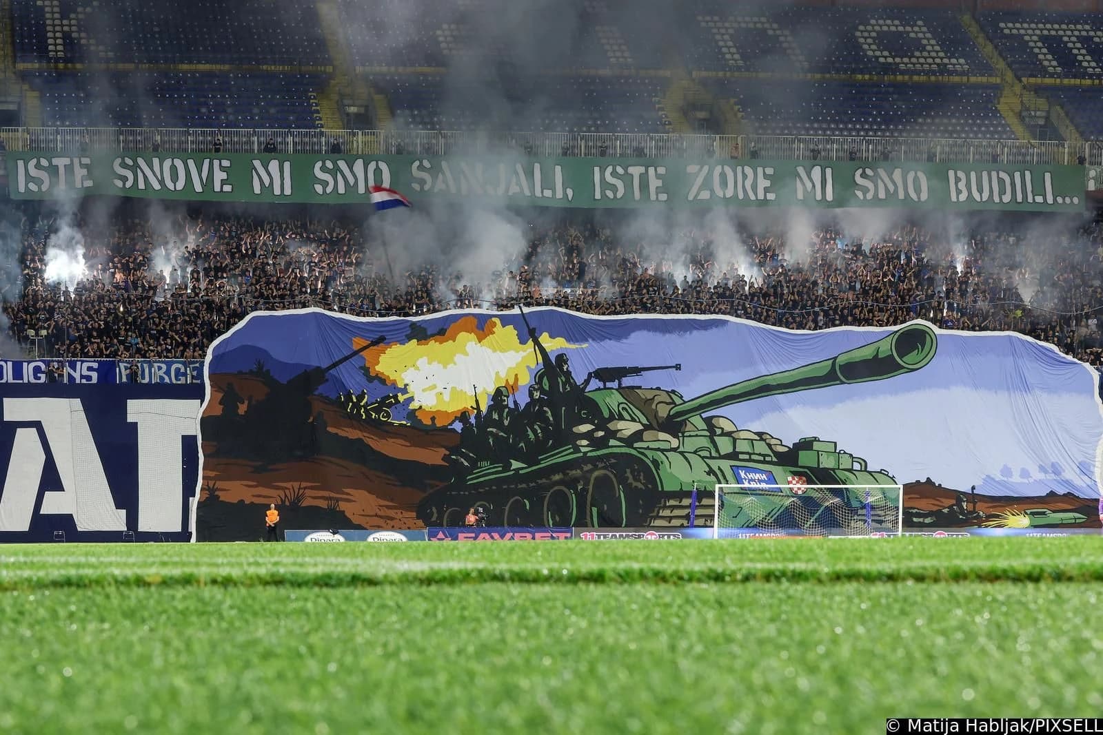 Tenk se ukazao na stadionu Dinama
