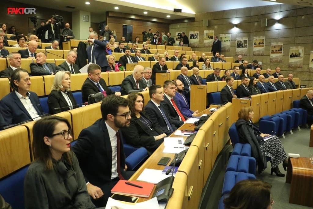 Šačica sjednica, rad bez programa u Parlamentu FBiH, ali se sve uredno naplati i još dobije i besplatan smještaj