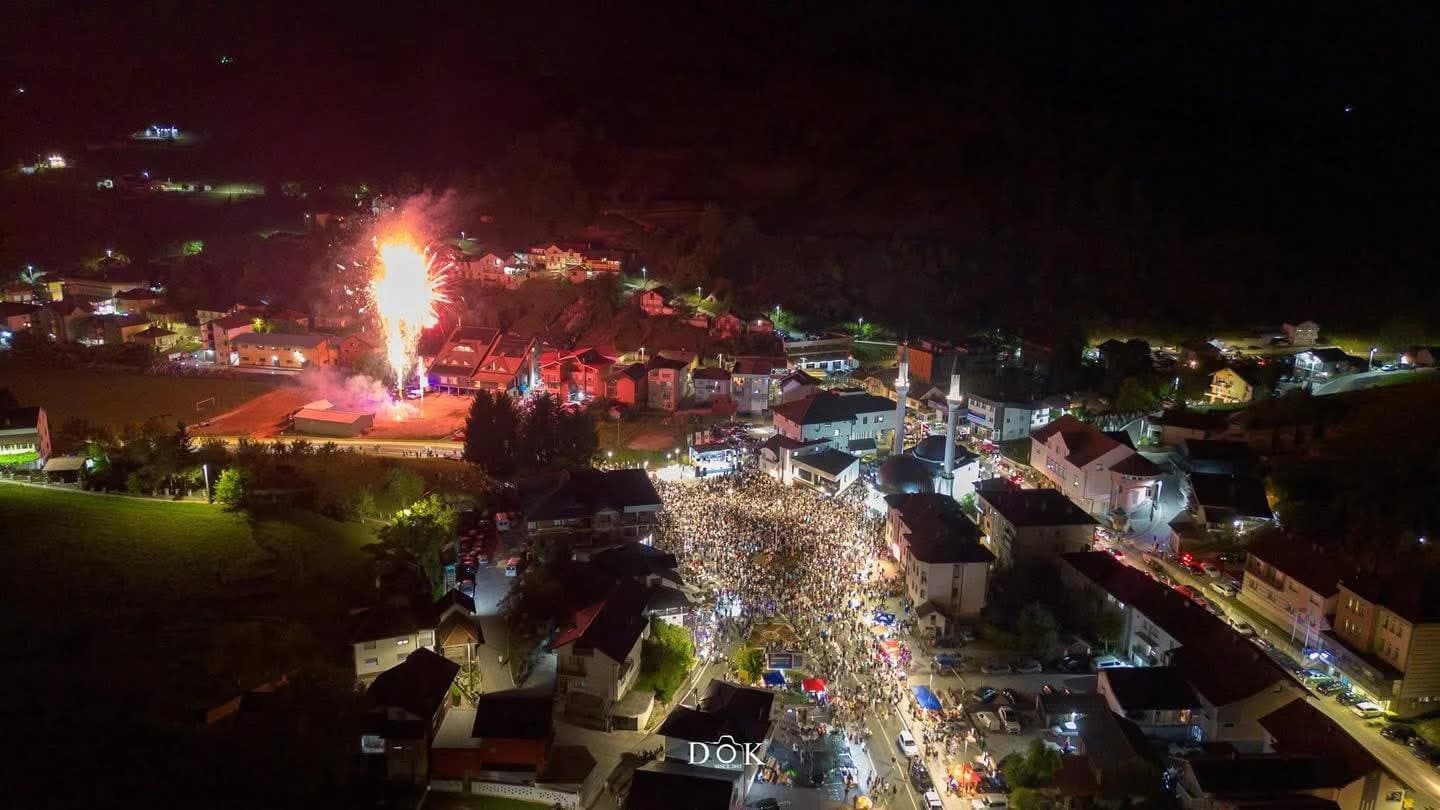 "To su Hamze i Gazije...": Hiljade ljudi uglas pjevali na završnici Slobodarskih dana viteškog grada Bužima