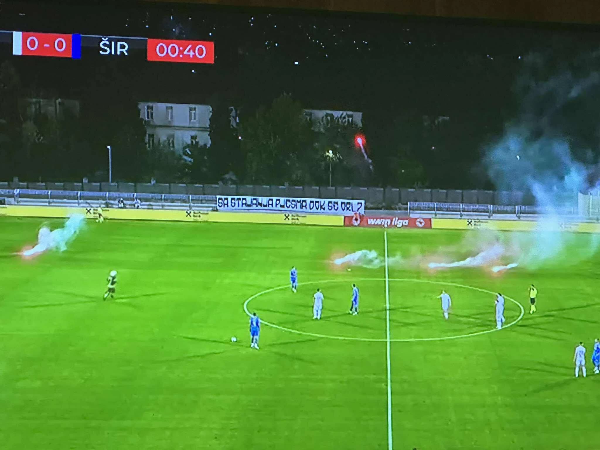 Ultrasi zasuli teren bakljama i ostavili zagonetnu poruku