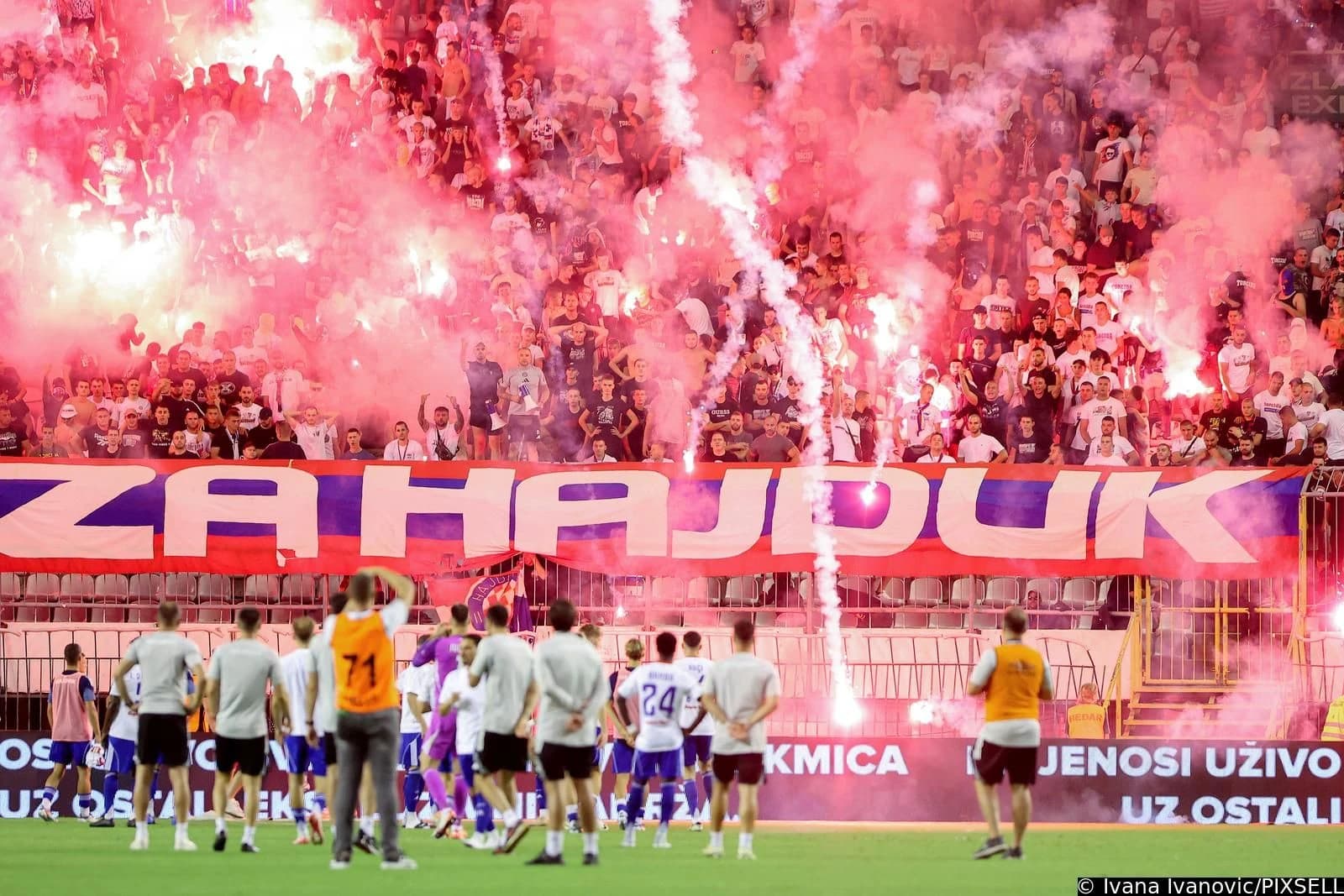 Haotično u Splitu: Hajduk ubjedljivo pobijedio, igrači se ponadali pjesmi, Torcida ih gađala bakljama