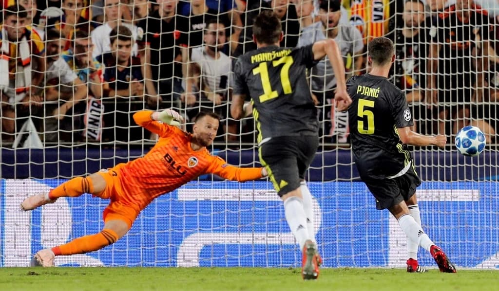 Miralem Pjanić pogađa s bijele tačke
