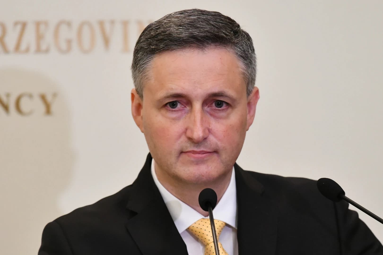 Bećirović najoštrije osudio napad na novinara Avdu Avdića: Udar na osnovne demokratske vrijednosti i slobodu medija