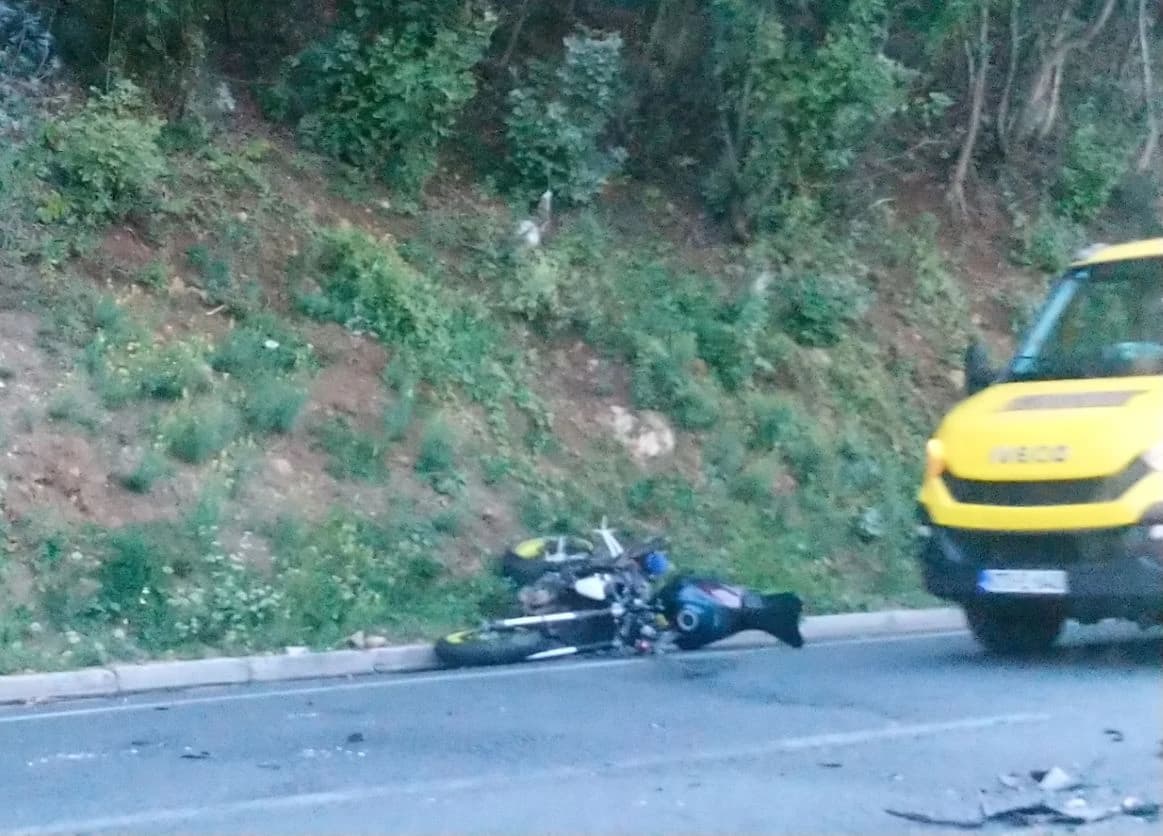Težak sudar na cesti Ilidža - Blažuj, motociklist prebačen u KCUS