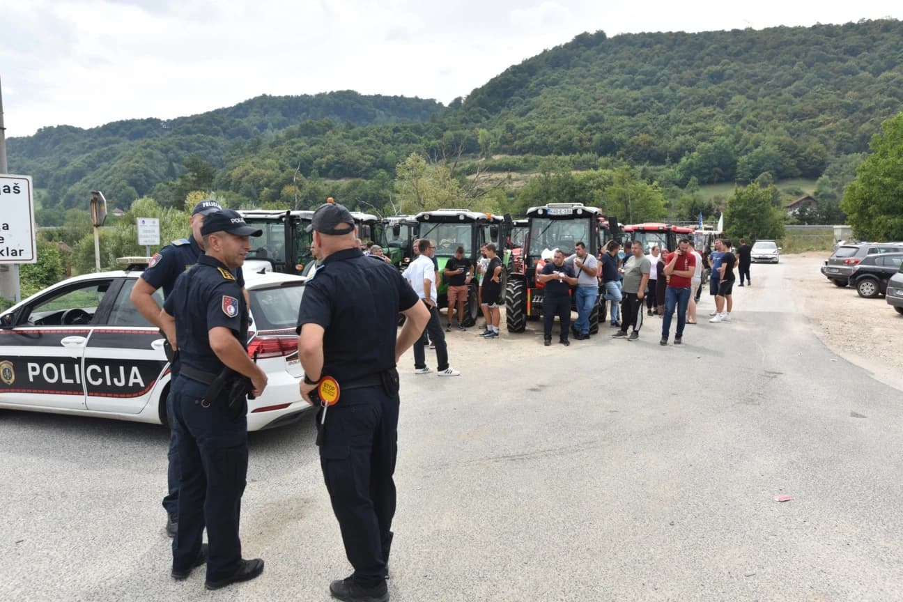 Otprilike 30 traktora zaustavljeno na Stupu, poljoprivrednici poručuju da će ovo samo nakratko odgoditi neizbježno
