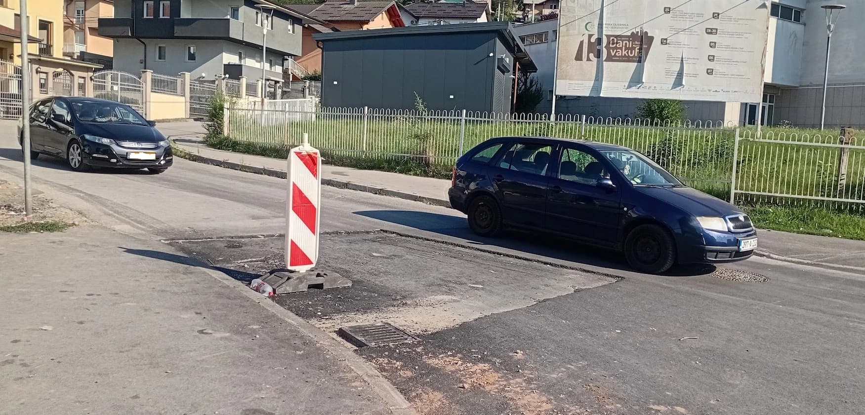 Neasfaltirani komad u ulici Hasiba Brankovića na Mojmilu danima prepreka u saobraćaju i ruglo