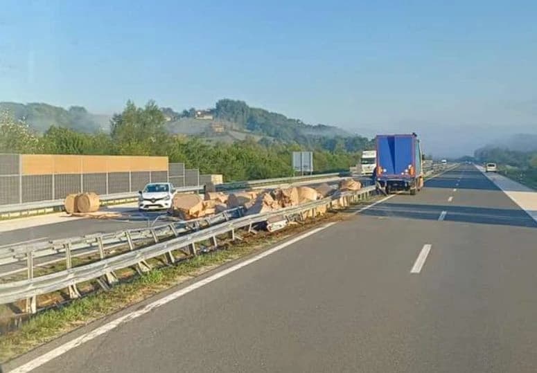 Kamion se prevrnuo na dionici autoceste Kladari - Prnjavor, balirano sijeno se rasulo po putu