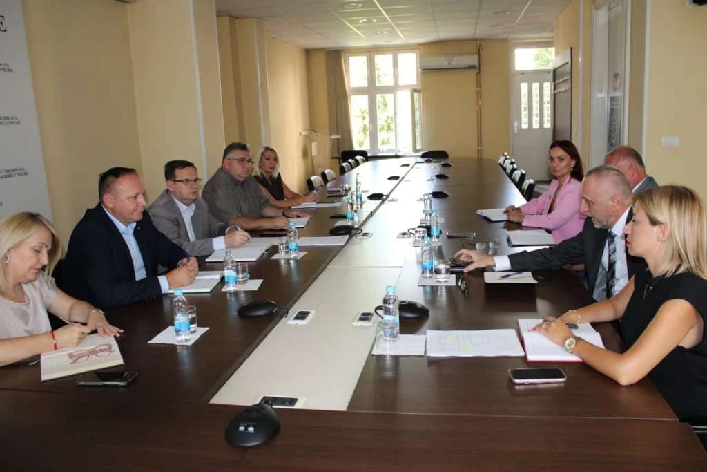 Savez sindikata RS-a zatražio da se rad nedjeljom zabrani zakonom ili da se poveća dnevnica