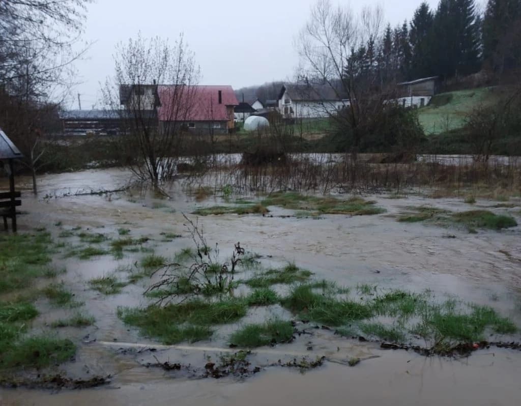 Civilna zaštita KS izdala upozorenje: Očekuju se obilniji pljuskovi s grmljavinom, moguće bujične poplave