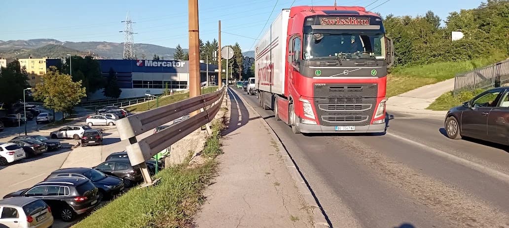 Sarajevo: Oštećenu zaštitnu ogradu u ulici Safeta Hadžića niko mjesecima da sanira
