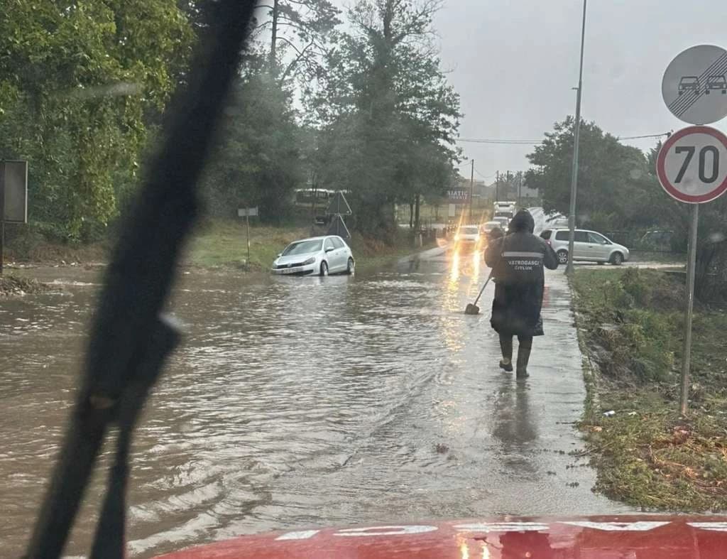 Kiša napravila probleme u Hercegovini: Poplavile ceste, dvorana, oborena stabla