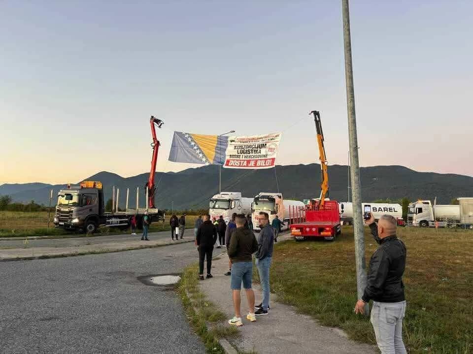 Prijevoznici jutros blokirali puteve i teretne terminale u BiH