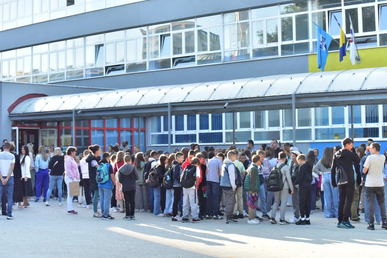 Zagrljaji, graja i vesela lica: Počela nova školska godina u skoro cijeloj BiH