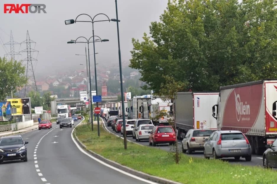 Gužve u cijeloj BiH zbog protesta prijevoznika: Snabdijevanje obustavljeno, ministar Forto još šuti