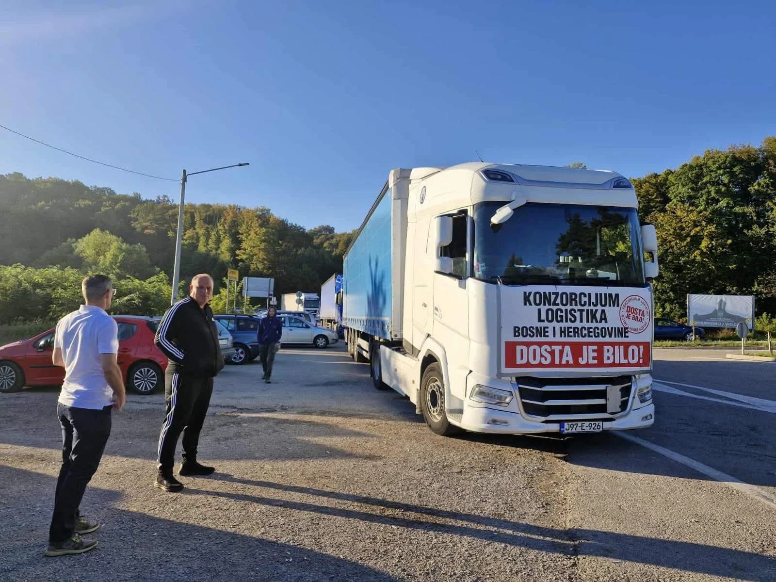Prijevoznici i danas nastavljaju blokadu saobraćajnica širom BiH: Na ovim putevima usporeno je odvijanje saobraćaja