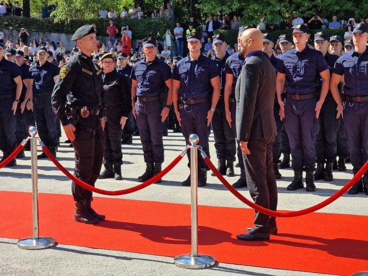 Federacija BiH od danas bogatija za 277 policijskih službenika