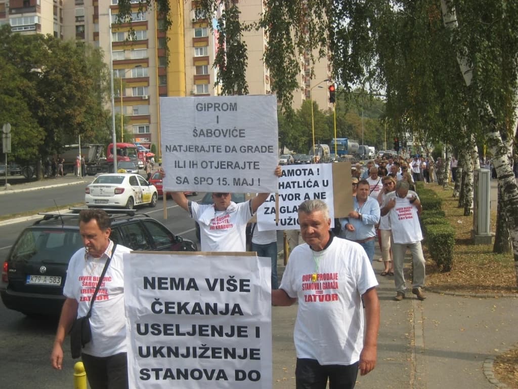 protest kupaca iz zgrade 15. maj u Tuzli
