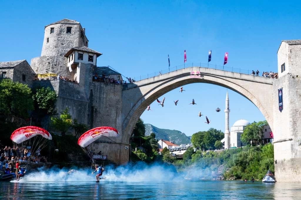 Padobranci proletjeli ispod Starog mosta, zvijezde Red Bull Cliff Divinga izvele masovni skok