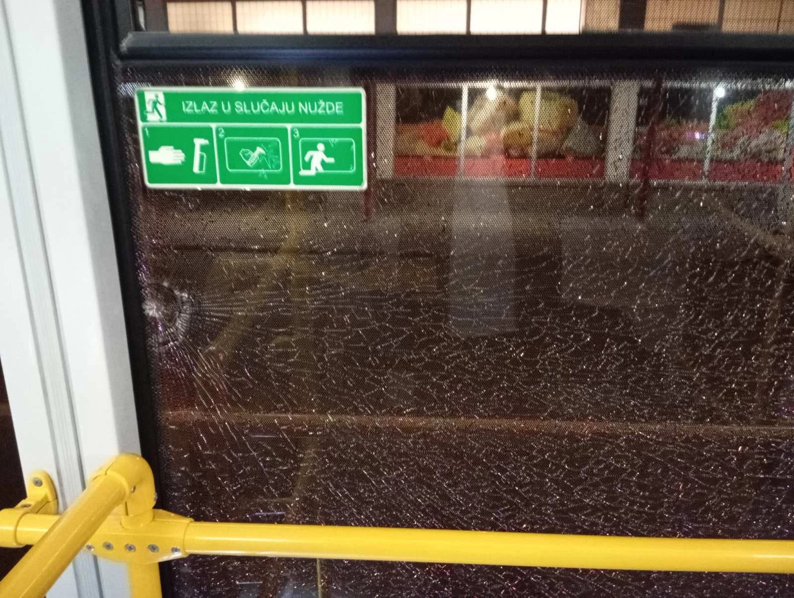 U Sarajevu razbijeno staklo na trolejbusu