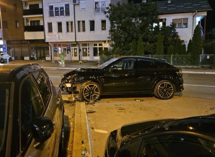 Pijana se "porscheom" zabila u stub ispred hotela Marriott i oštetila više automobila