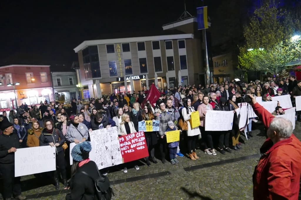 Protest na Sonom trgu u Tuzli