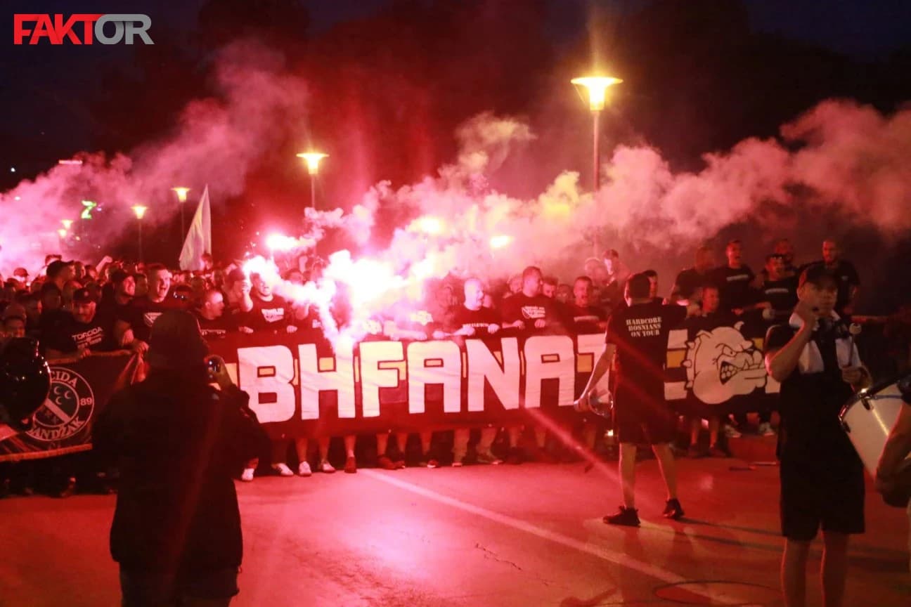 Fanaticosi priredili spektakl i krenuli ka stadionu