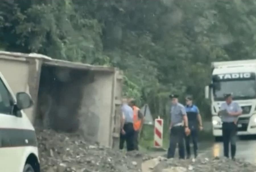 Kamion se prevrnuo u blizini tunela Vranduk, materijal se rasuo po cesti