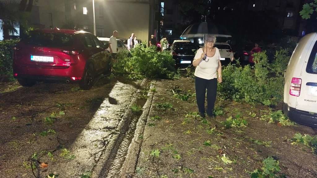 Olujno nevrijeme poharalo Mostar: Vjetar čupao stabla, oštećeni automobili