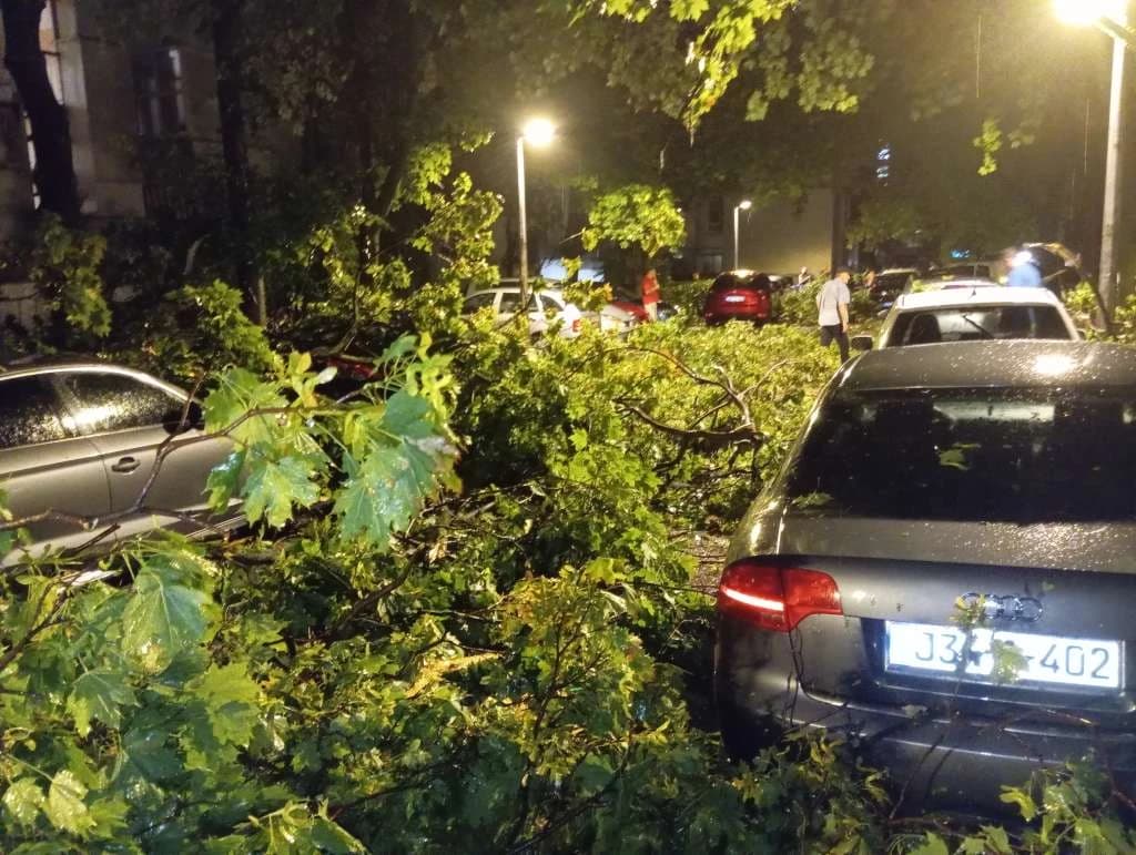 Nevrijeme nanijelo veliku štetu u HNK: Stabla blokirala saobraćaj, u Jablanici postavljene vreće s pijeskom