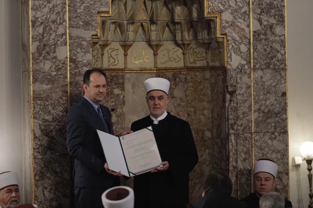 Svečanost u Begovoj džamiji: Reisu-l-ulema Husein ef. Kavazović zvanično preuzeo drugi mandat