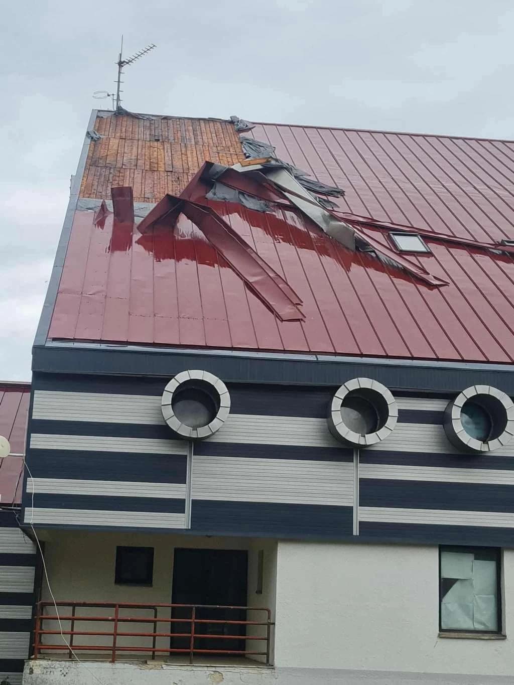 U olujnom nevremenu oštećen krov na Hrvatskom domu u Kupresu