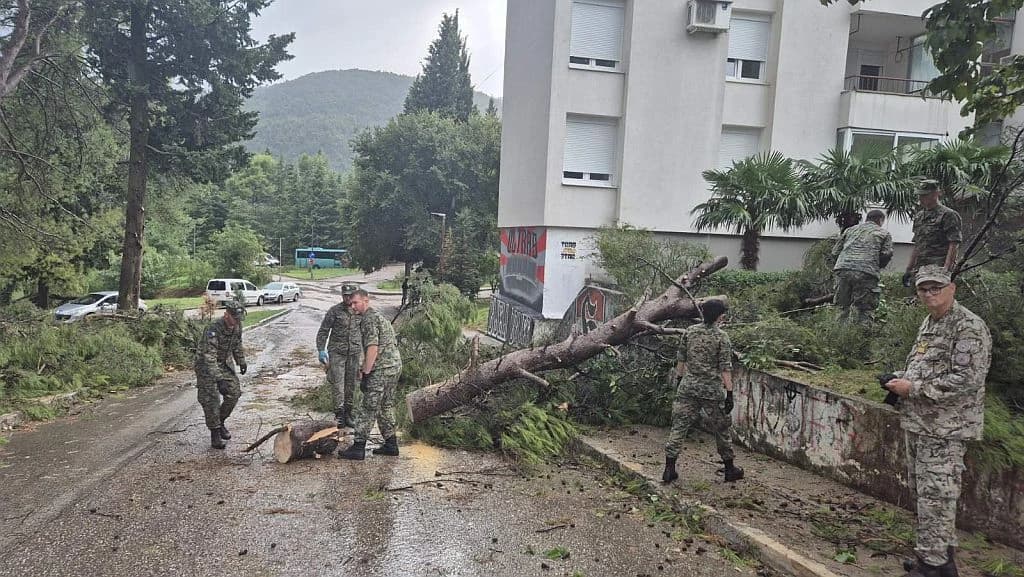 Oružane snage BiH angažirane na pomoći u sanaciji od poplave kod Mostara