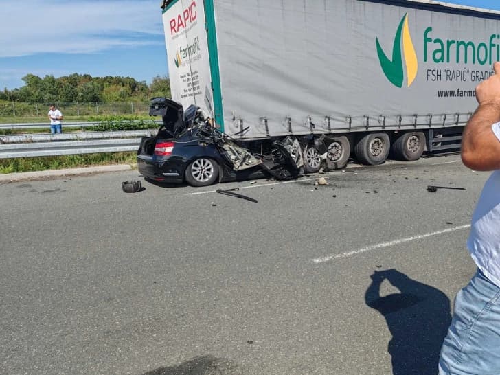Bosanska Gradiška: Autom se zabio u kamion i poginuo