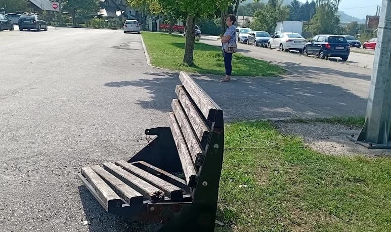 Uništene klupe na autobuskoj okretnici u Vlakovu