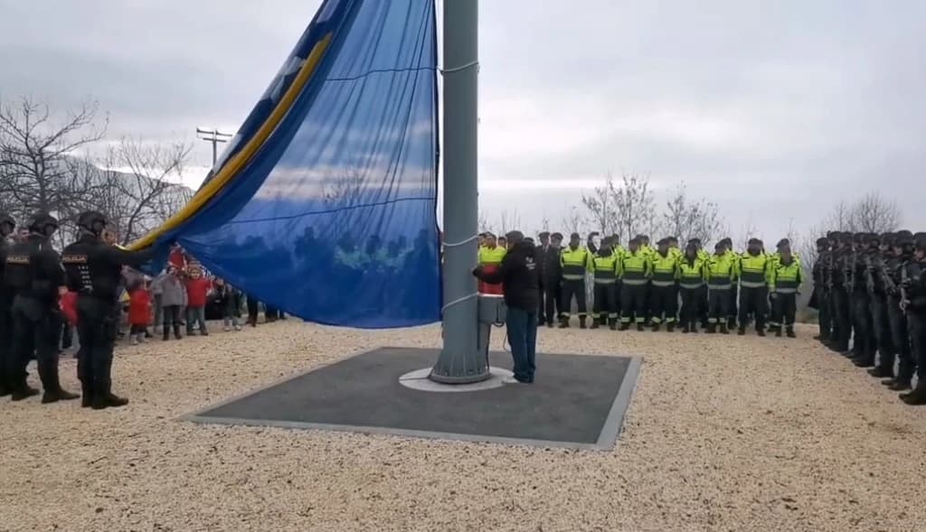 Podizanje zastave BiH na Humu