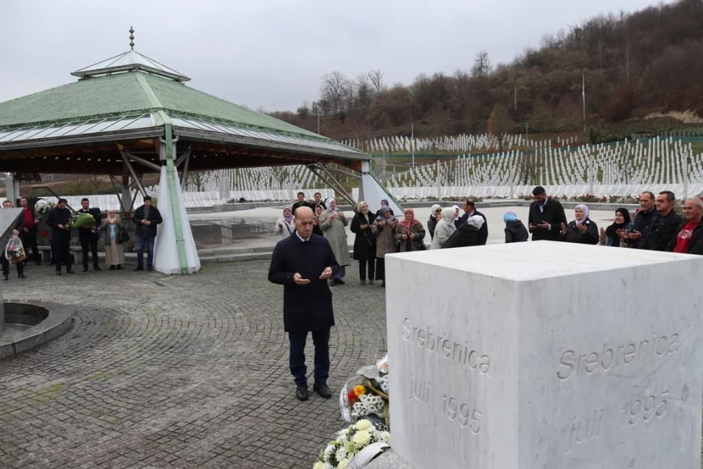 Salkić u Memorijalnom centru Potočari