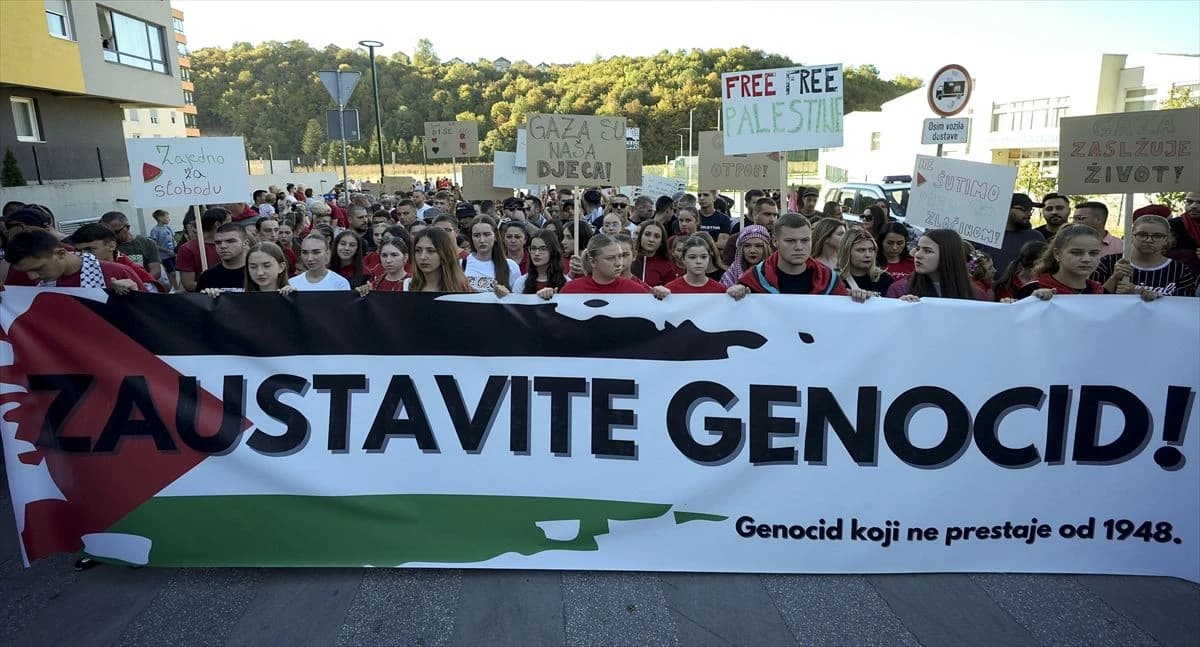 U Hadžićima održana protestna šetnja za Palestinu: "Gaza boli, ali diše"