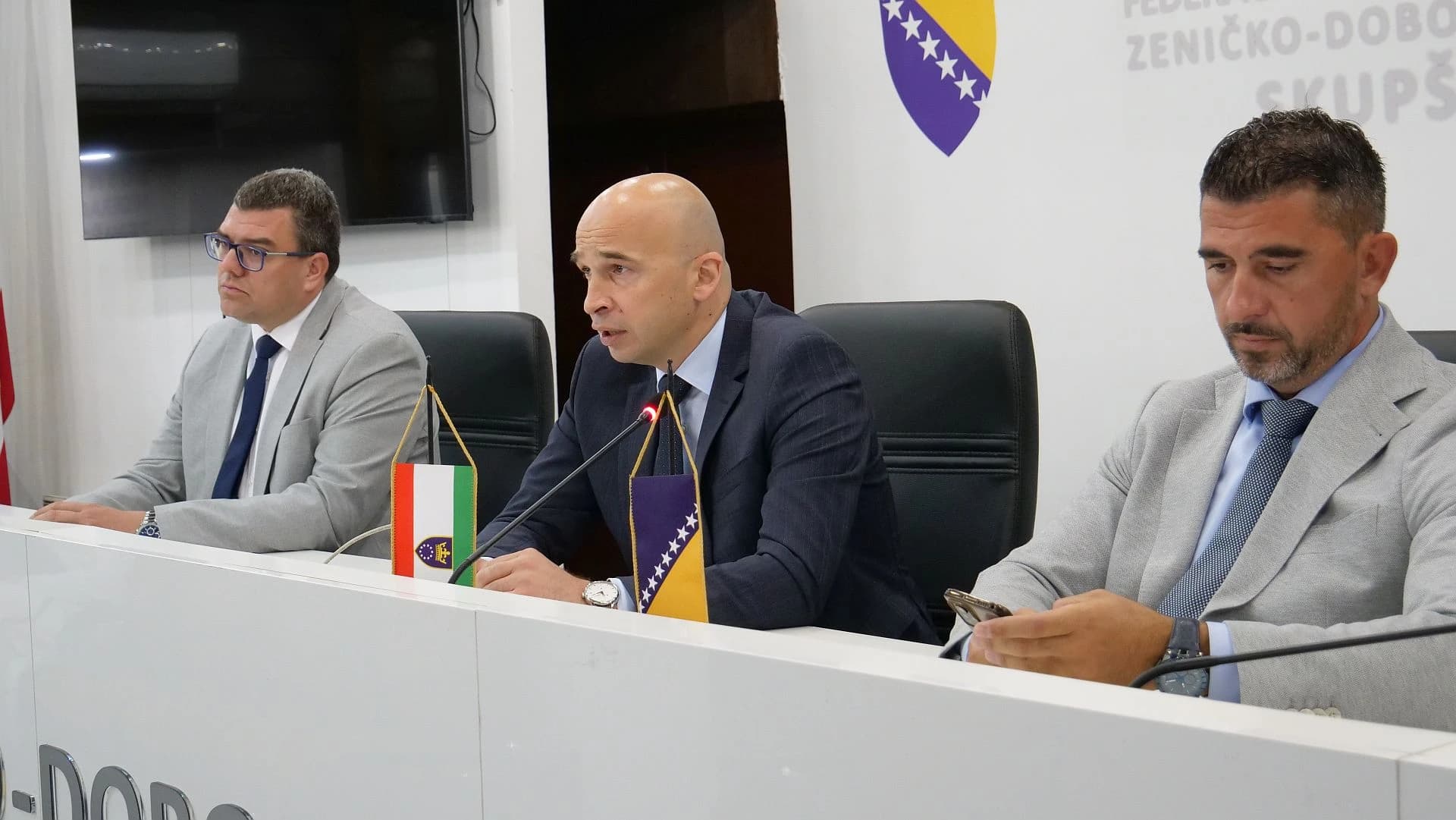Potpisani ugovori o prijenosu 2,8 miliona KM za ceste u ZDK