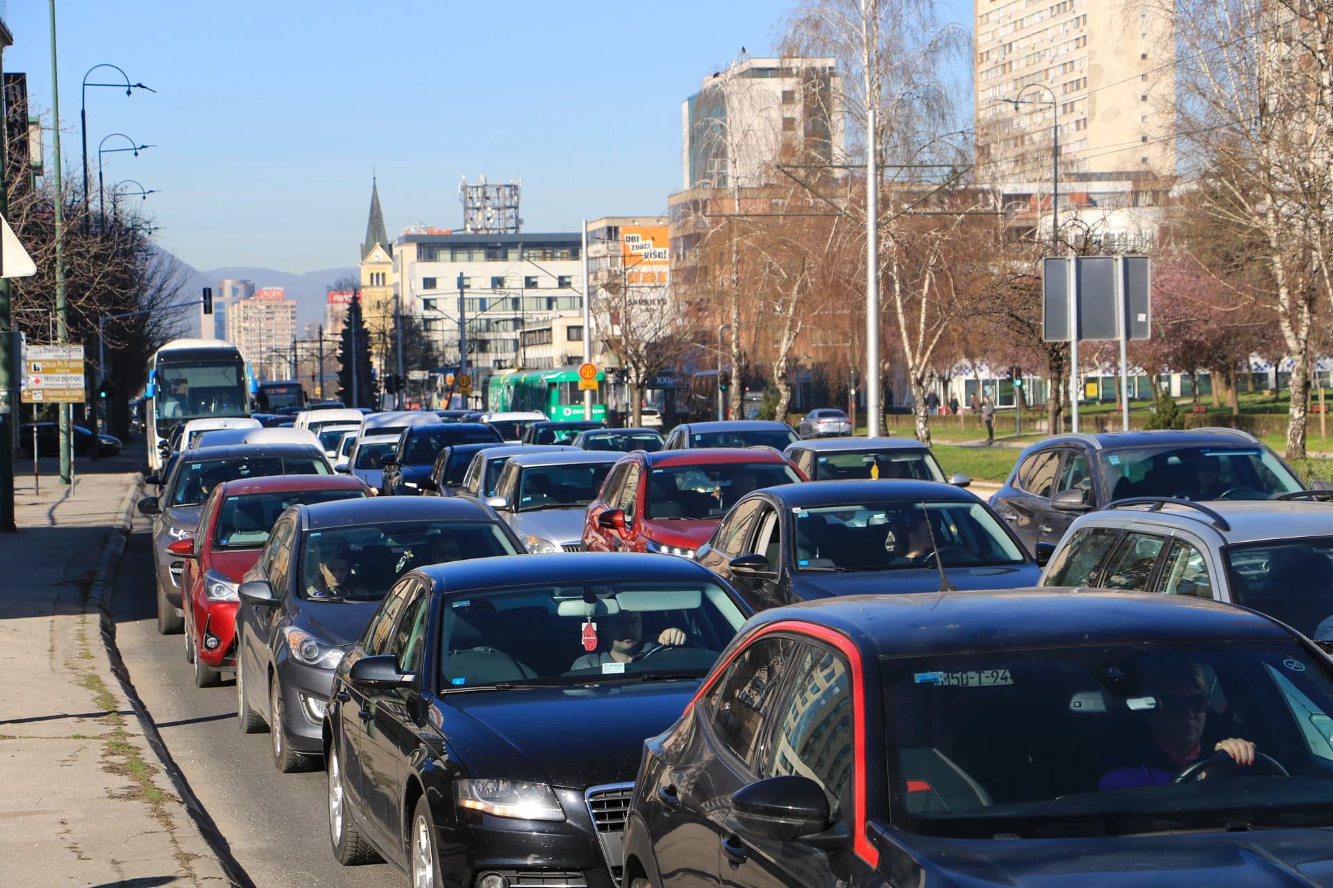 Sarajevo krcato automobilima, osim što stvaraju kolaps, zagađuju i zrak: Kako preživjeti zimu