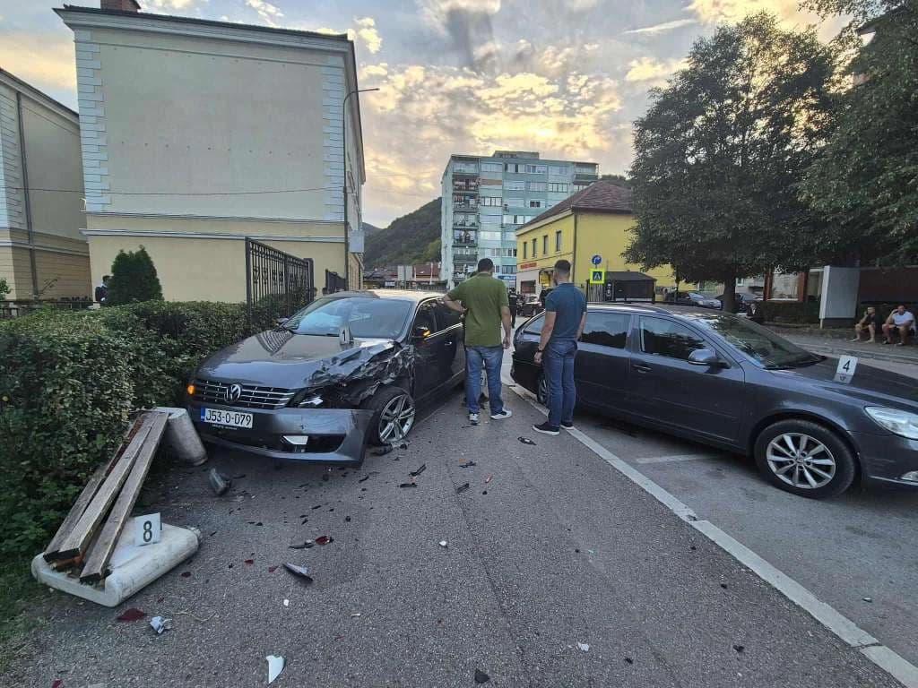 U nesreći kod škole u Goraždu povrijeđeno šest osoba, vozač napao dvojicu policajaca