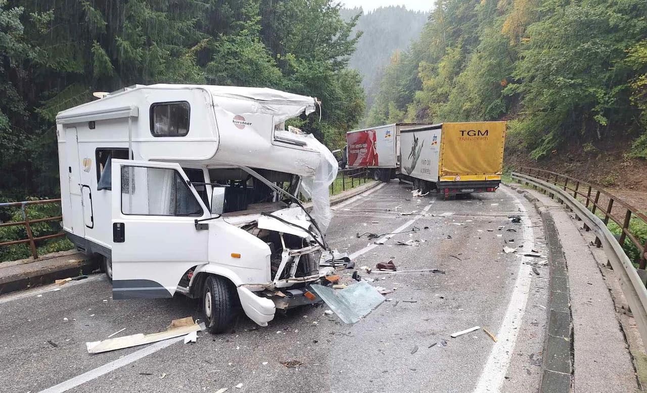 Tri osobe povrijeđene, među kojima je i trudnica, u saobraćajnoj nesreći kod Travnika